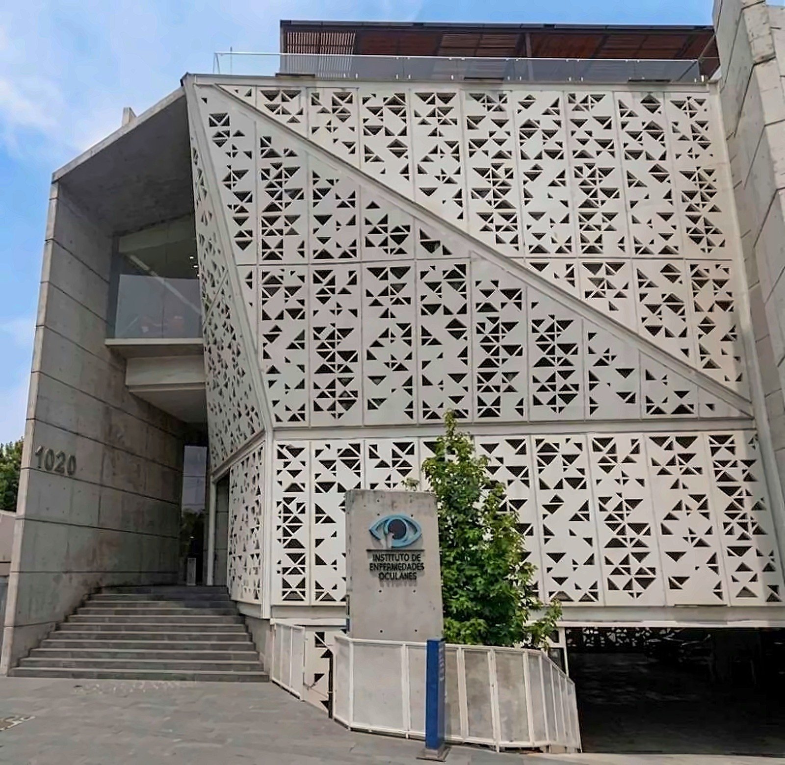 Fachada del Instituto de Enfermedades Oculares INEO Metepec